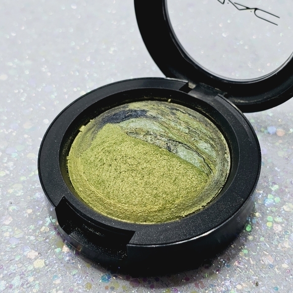 MAC Cosmetics Fresh Green Mix (Electro Flash Collection) Mineralize Eyeshadow - Picture 6 of 8